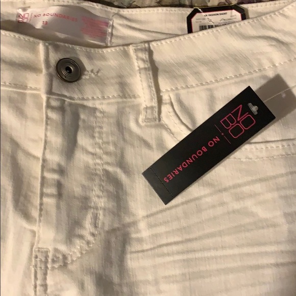 NWT NOBO White Lace Embellished Stretchy Jean Shorts - Picture 3 of 3
